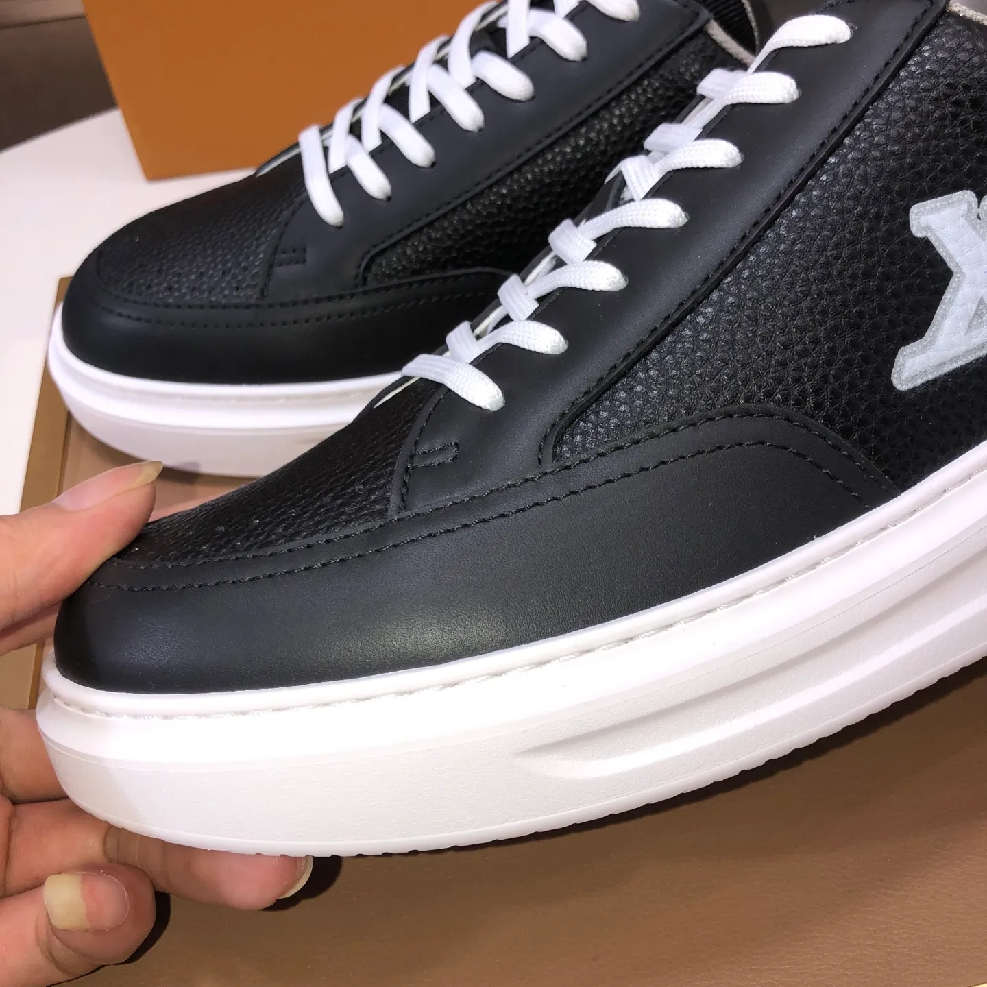 Factory batch 640💰original development, quality shipment, welcome to compare - LV sneaker series sports shoes introduce the loose silhouette of the ready-to-wear series into the spring and summer men's wear shows and make an eye-catching appearance. The cow leather upper is combined with rough fabric laces, and colorful beading highlights the brand's classic elements. LV letters mark the tongue and Monogram floral outsole. Mixed materials Made of top-grain cowhide, thick shoelace design, large Monogram print on the side, mesh lining and cotton feet, the comfort is as extreme as ever, premium heritage, quality first, worth owning! Size: Men’s 38-45 (45 is custom-made and cannot be returned or exchanged)